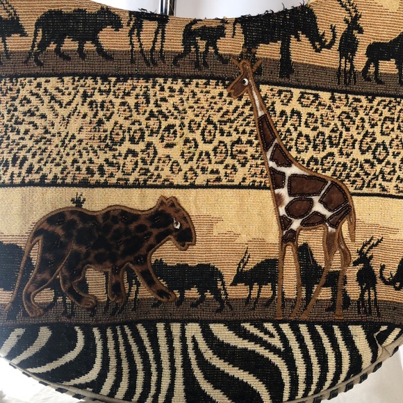 Unique Animal jungle print canvas shoulder handbag. - Picture 3 of 12